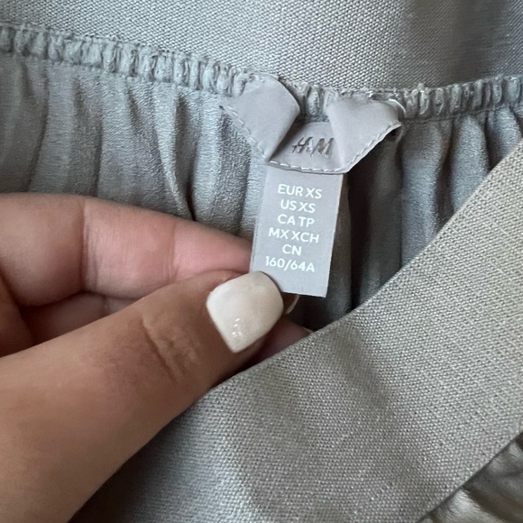 NWOT Women’s H&M plaited Silver long Skirt size XS - Picture 3 of 5